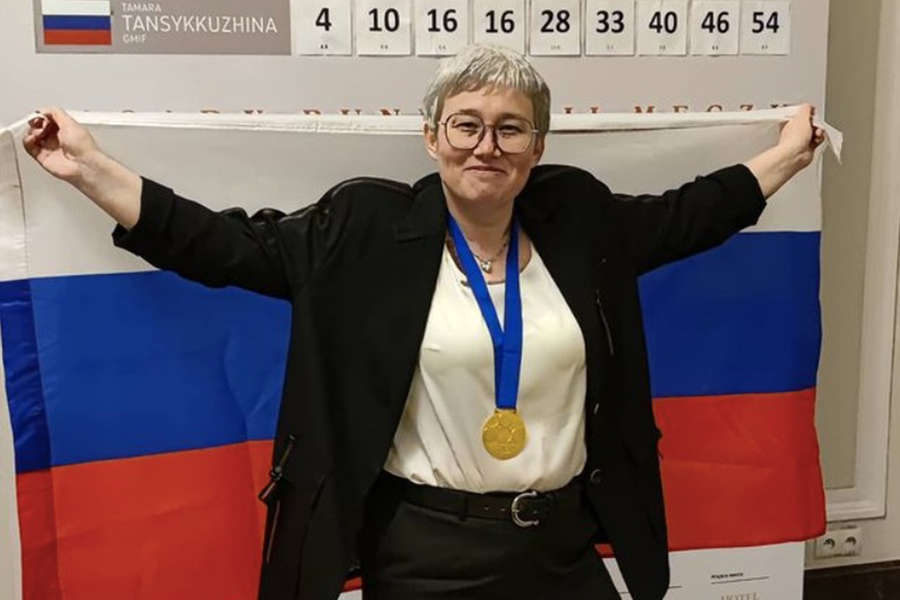 Тамара Тансыккужина с флагом России после победы в финале чемпионата мира по шашкам
