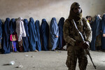 Женщины ожидают получения продовольственных пайков гуманитарной помощи в Кабуле, Афганистан, 23 мая 2023 года
