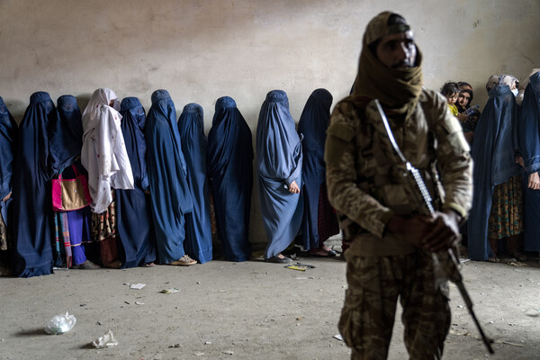 Женщины ожидают получения продовольственных пайков гуманитарной помощи в&nbsp;Кабуле, Афганистан, 23&nbsp;мая 2023&nbsp;года