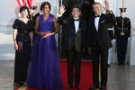 В платье Tadashi Shoji на торжественном обеде в Белом доме с японским премьер-министром Синдзо Абэ и его супругой Акиэ Абэ в апреле 2015 года