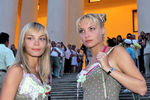 Сестры Татьяна (слева) и Ольга Арнтгольц на кинофестивале в Сочи, 2005 год
