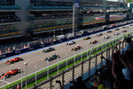 Машины на стартовой решетке перед стартом на российском этапе чемпионата мира по кольцевым автогонкам в классе «Формула-1»