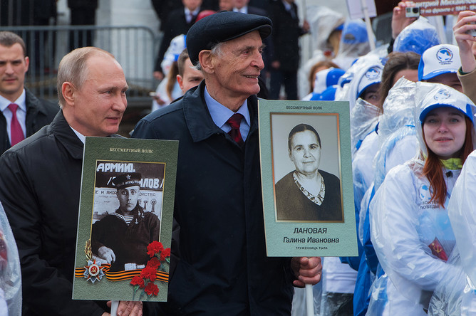 Владимир Путин с портретом своего отца-фронтовика Владимира Спиридоновича и народный артист СССР Василий Лановой (в центре) принимают участие в шествии патриотической акции «Бессмертный полк» в честь 72-й годовщины Победы в Великой Отечественной войне