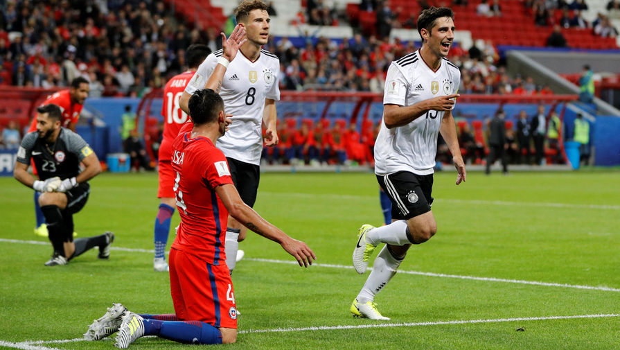 Леон Горецка (в центре) поздравляет Ларса Штиндля с голом в ворота сборной Чили в матче группового этапа (1:1)
