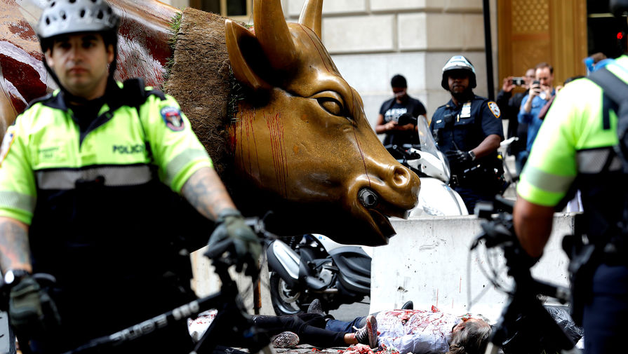 Протестующие возле статуи «Атакующий бык» на&nbsp;Уолл-Стрит в&nbsp;Нью-Йорке, 7 октября 2019 года