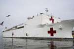 Корабль-госпиталь в порту города Норфолк, штат Вирджиния, США, 28 марта 2020 года