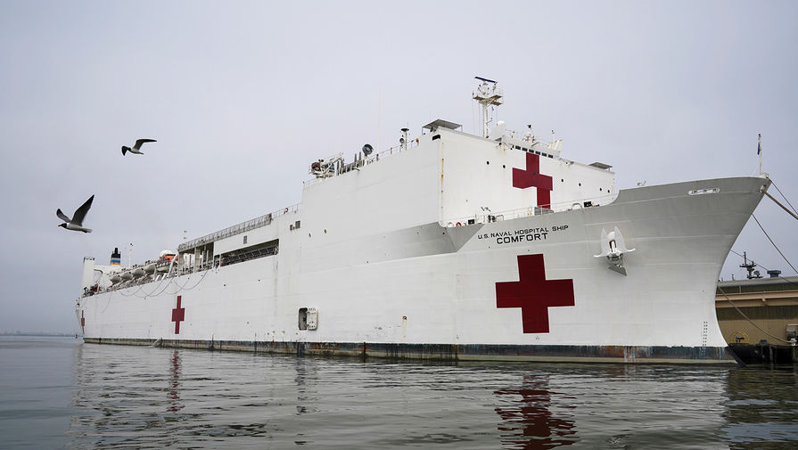 Корабль-госпиталь в порту города Норфолк, штат Вирджиния, США, 28 марта 2020 года