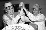 Стив Мартин и Карл Райнер с праздничным тортом на день рождения Райнера в Лос-Анджелесе, 1979 год