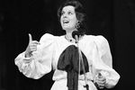 Клара Новикова выступает на фестивале смеха, 1989 год