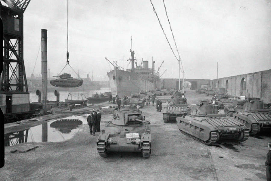 Погрузка танков «Матильда» для СССР в ливерпульских доках, 1941 год