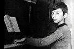 Юный Дмитрий Хворостовский во время занятий на фортепиано