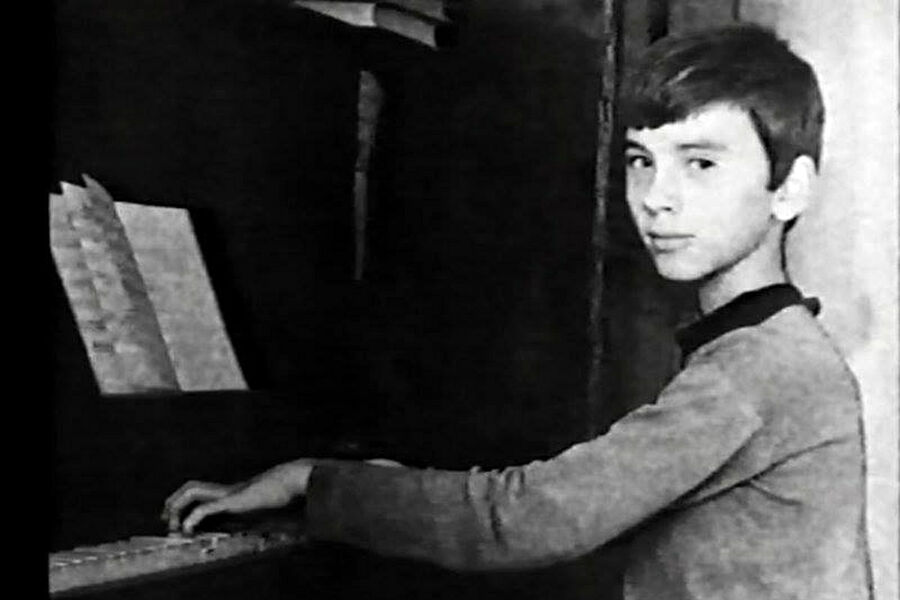 Юный Дмитрий Хворостовский во время занятий на&nbsp;фортепиано