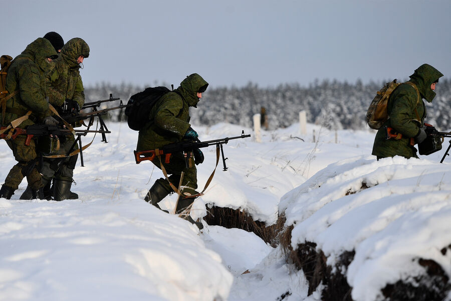 Мобилизованные военнослужащие во время подготовки к стрельбе из пулеметов на Чебаркульском полигоне в Челябинской области