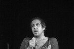 Адриано Челентано выступает на сцене в Цюрихе, Швейцария, 1979 год