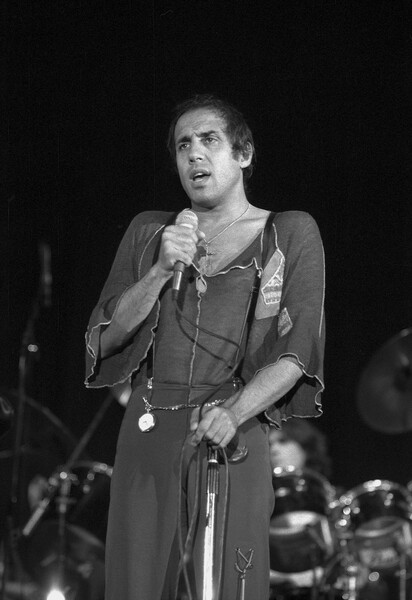 Адриано Челентано выступает на&nbsp;сцене в&nbsp;Цюрихе, Швейцария, 1979&nbsp;год