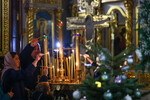 Прихожане во время Рождественского Архиерейского богослужения в Воскресенском кафедральном соборе, Ивановская область, 7 января 2024 года