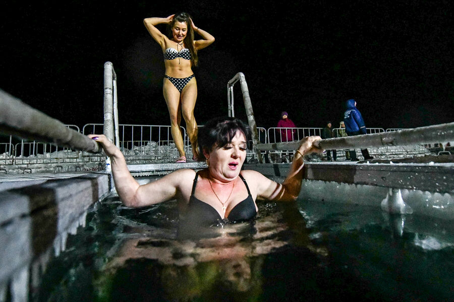 Женщины во время крещенских купаний на&nbsp;озере Кенон в&nbsp;Чите, 18&nbsp;января 2024&nbsp;года