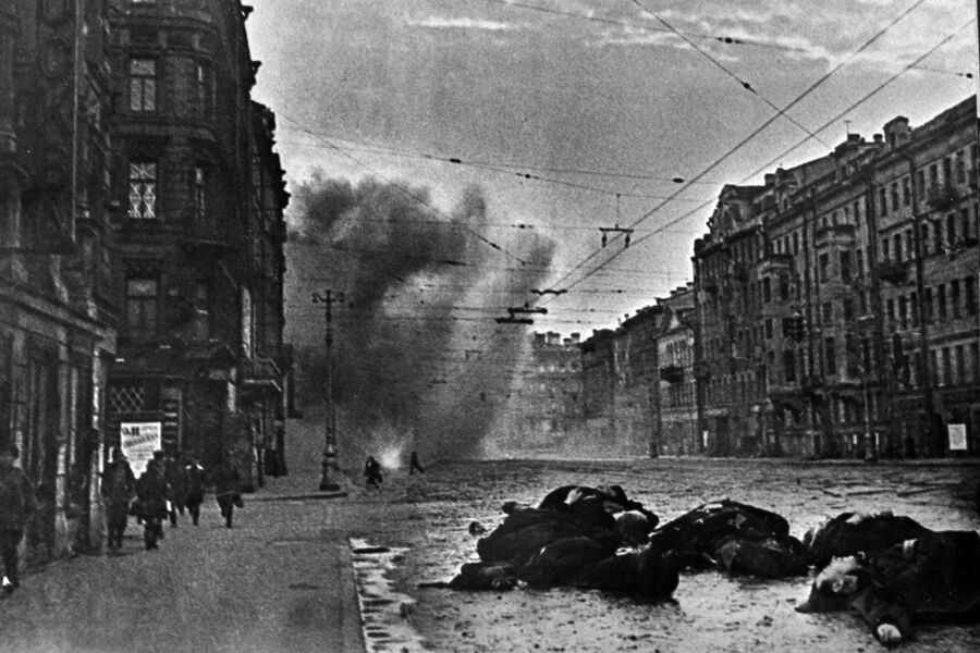 Невский проспект после обстрела немецкой артиллерией, 1942 год