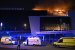 Автомобили скорой помощи у концертного зала «Крокус Сити Холл», где произошла стрельба, 22 марта 2024 года