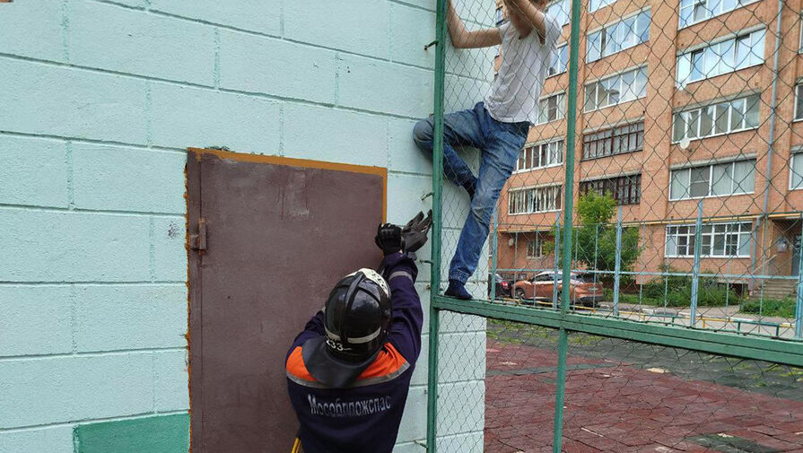 В Подмосковье подросток застрял в заборе на двухметровой высоте