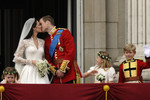 29 апреля. Принц Уильям и его жена Кэтрин, герцогиня Кэмбриджская, на балконе Букингемского дворца после бракосочетания в Вестминстерском аббатстве.