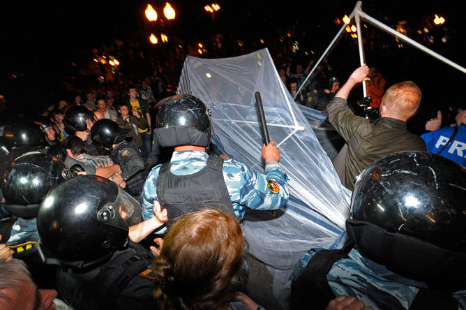 Разгон лагеря оппозиционеров в сквере около метро «Баррикадная»