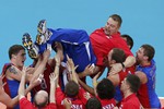 Российская команда поздравляет своего тренера с победой