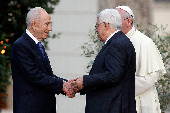 Шимон Перес пожимает руку Махмуду Аббасу после молитвенного собрания в Ватикане