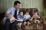 Муж Светланы Давыдовой Анатолий Горлов и их дети в их квартире в Вязьме