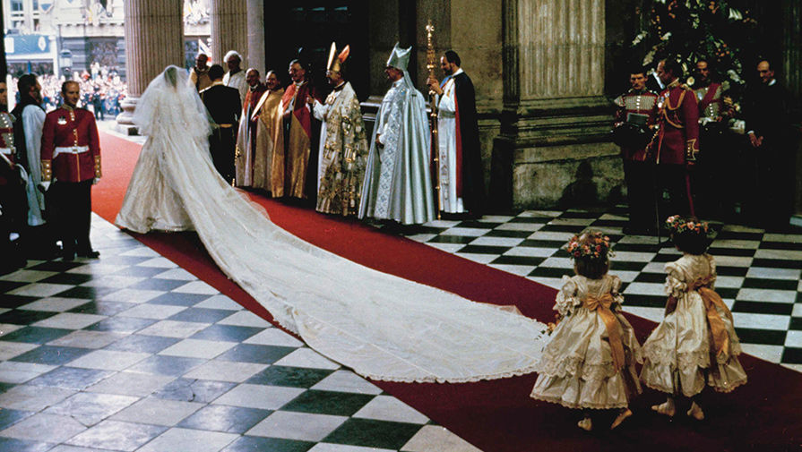 Принцесса Уэльская Диана и принц Чарльз в&nbsp;Соборе Святого Павла в&nbsp;Лондоне во время свадебной церемонии, 29&nbsp;июля 1981&nbsp;года