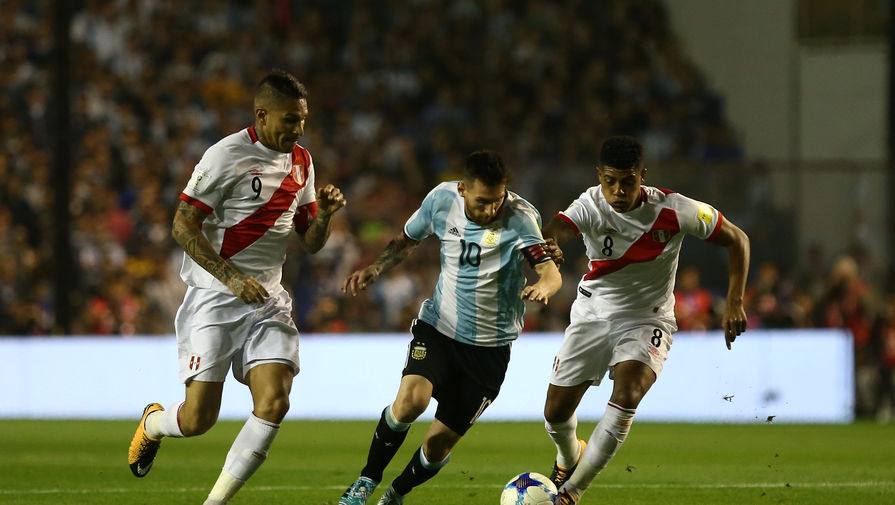 Лионель Месси (с мячом) в матче против сборной Перу