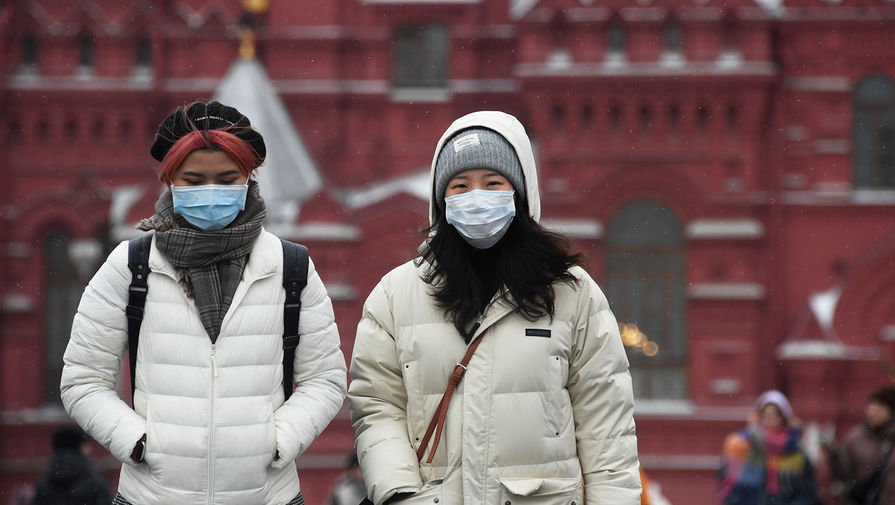 Туристы в защитных масках на Красной площади в Москве