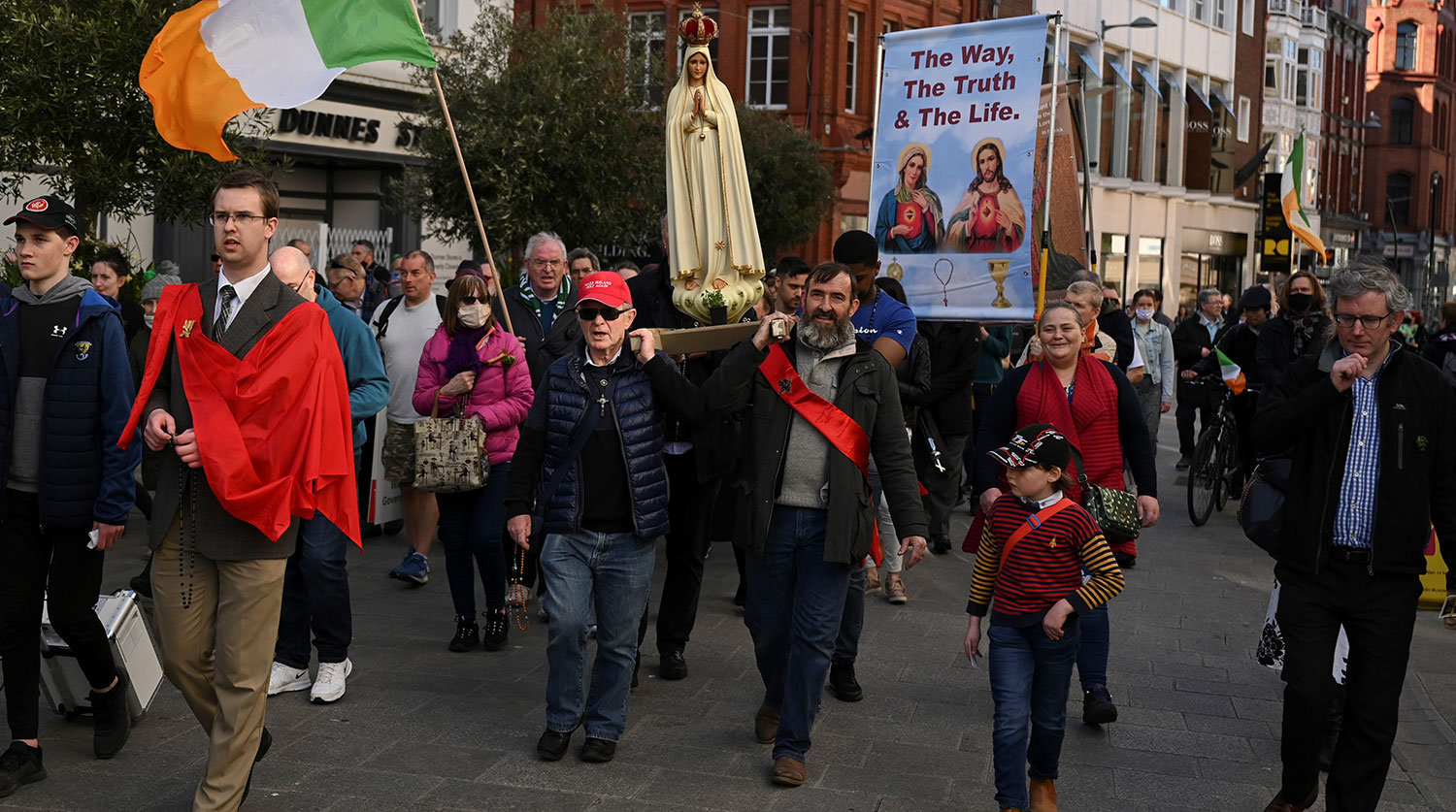 Во время праздничного шествия в День Святого Патрика в Дублине, 17 марта 2021 года