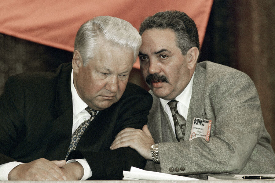 Президент РФ Борис Ельцин и председатель ВГТРК Эдуард Сагалаев, 1996&nbsp;год