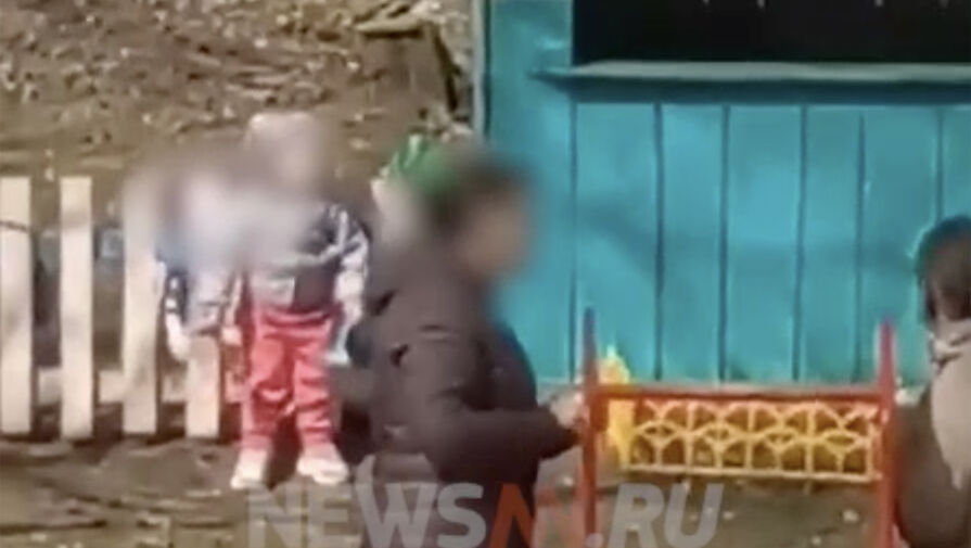 В Поволжье воспитательница детсада подвесила девочку на забор