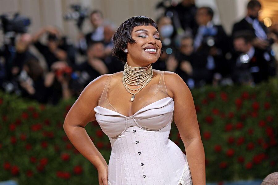 <b>Палома Эльсессер (Paloma Elsesser)</b>
<br><br>
Модель, мать которой афроамериканка, а отец &ndash; чилийских и швейцарских кровей, родилась в&nbsp;Лондоне 12&nbsp;апреля 1992&nbsp;года, а выросла в&nbsp;Калифорнии. В&nbsp;2010 году она переехала в&nbsp;Нью-Йорк, поскольку поступила в&nbsp;университет New School, и планировала изучать литературу и психологию. Однако ее фотографии заметила в&nbsp;соцсетях визажист Пэт Макграт, что и определило карьеру Эльсессер.
<br><br>
<b>На фото:</b> Палома Эльсессер на&nbsp;бале Met Gala в&nbsp;Нью-Йорке, 2022&nbsp;год