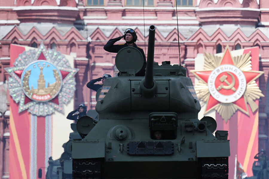 Танк Т-34-85 на&nbsp;Красной площади в&nbsp;Москве на&nbsp;военном параде, посвященном 80-летию Победы в&nbsp;Великой Отечественной войне, 09&nbsp;мая 2025&nbsp;года