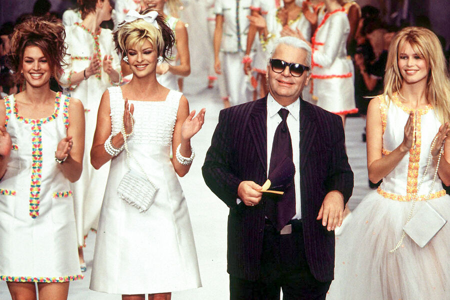 В&nbsp;1985 году Евангелиста начала работать с&nbsp;Chanel &mdash; она стала музой креативного директора Дома Карла Лагерфельда, который считал ее самой профессиональной в&nbsp;своей области. В&nbsp;1987-м она, будучи и прекрасной подиумной манекенщицей, и отличной фотомоделью, что в&nbsp;то время было редкостью, стала любимицей Джанни Версаче &mdash; и впервые появилась в&nbsp;рекламной кампании дома Versace.
<br><br>На фото: модельер Карл Лагерфельд и модели Синди Кроуфорд, Линда Евангелиста и Клаудия Шиффер на&nbsp;Неделе моды в&nbsp;Париже, 1995&nbsp;год