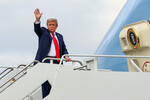 Президент США Дональд Трамп машет рукой на прощание после встречи с президентом РФ Владимиром Путиным в Анкоридже, Аляска, США, 16 августа 2025 года
