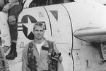 В молодости Маккейн был военным летчиком