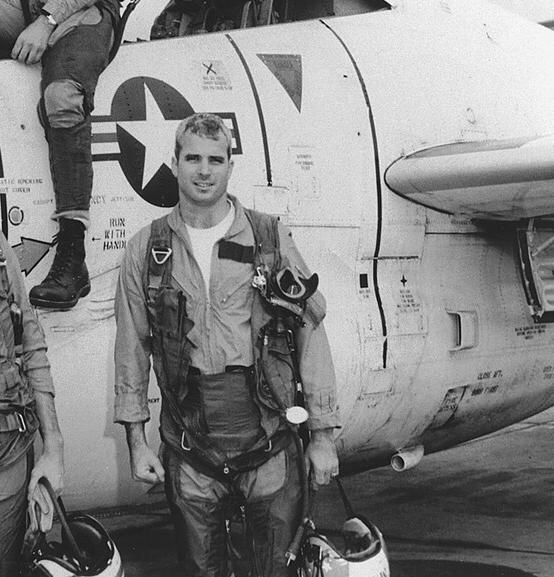 В&nbsp;молодости Маккейн был военным летчиком