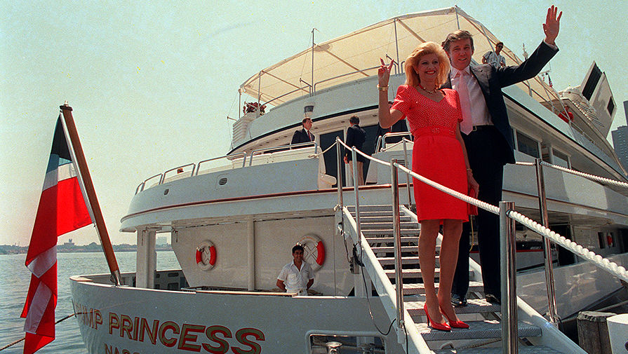 Дональд Трамп с супругой Иваной рядом с яхтой «Принцесса Трампа», купленной у султана Брунея, 1988 год