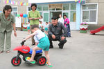 Ким Чен Ын во время посещения детского дома в Пхеньяне, июнь 2014 года