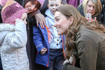 Герцогиня Кембриджская Кейт Миддлтон во время визита на ферму Арк-Оупен в Ньютаунардс в Северной Ирландии, 12 февраля 2020 года