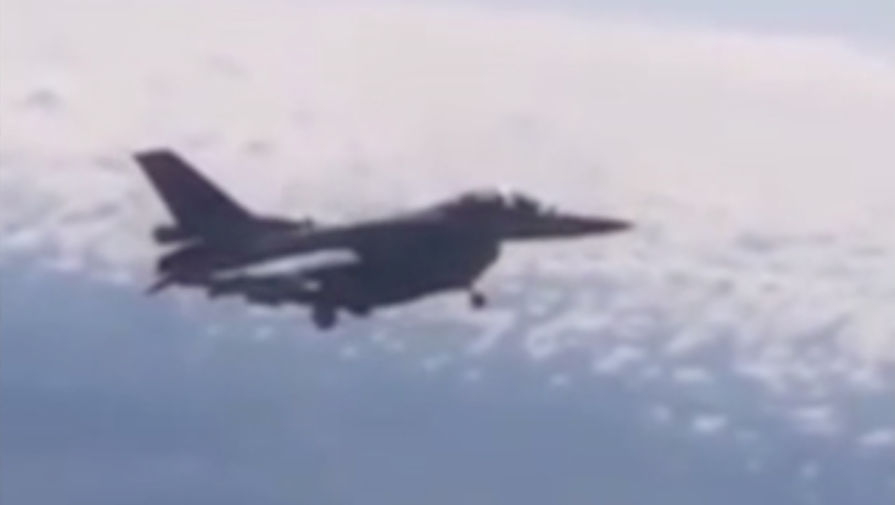 Странное поведение: в сети появилось видео полета польского F-16