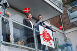 Члены Facebook-группы «Дания поет для королевы» на балконе дома в Копенгагене в день рождения датской королевы Маргрете II, 16 апреля 2020 года