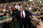 Кандидат в президенты Джордж Буш покидает предвыборный митинг в Чаттануге, штат Теннесси, 6 ноября 2000 года