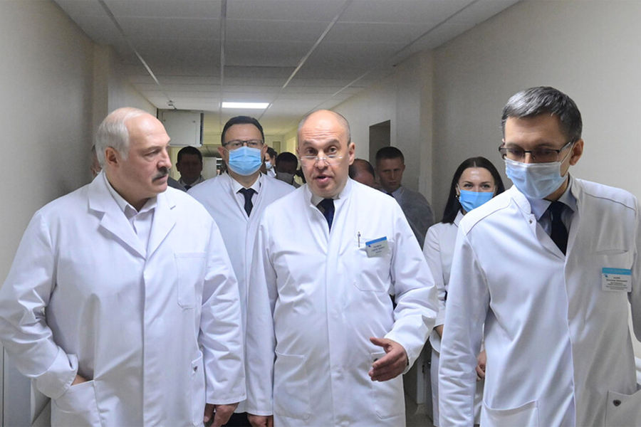 Президент Белоруссии Александр Лукашенко во время посещения Минской областной клинической больницы, 20 октября 2021 года 