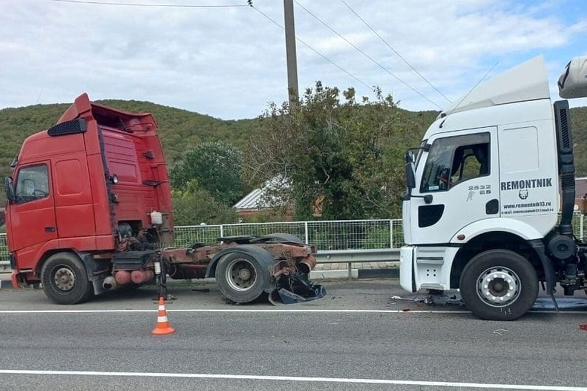 Под Туапсе дальнобойщик вышел из машины и погиб под колесами своей фуры -  Газета.Ru | Новости