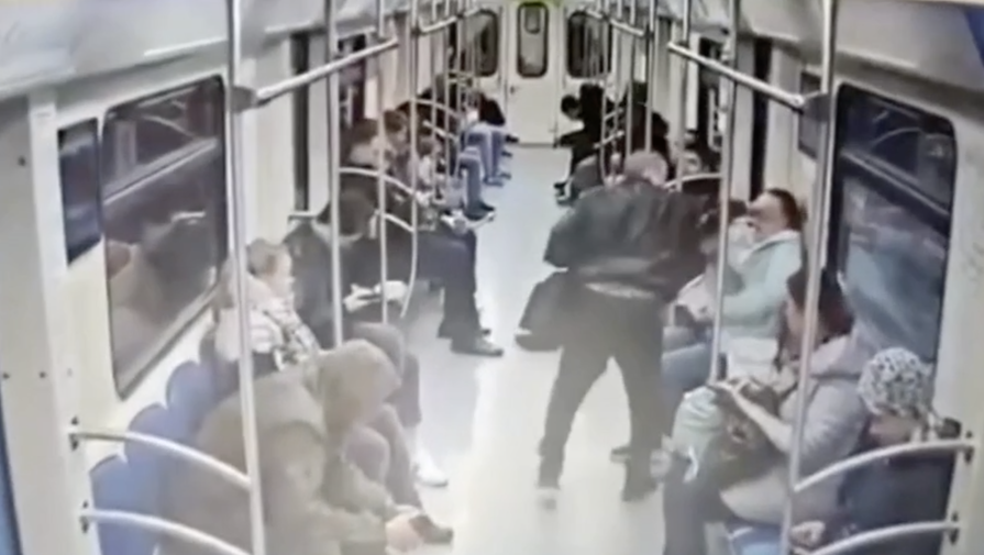 В метро Москвы пассажирка ударила ножом в лицо женщину за громкий телефонный разговор